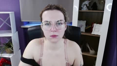 Z O E Y online show from April 9, 2026, 4:45 am