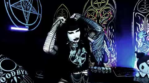   online show from October 23, 2025, 8:24 am