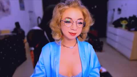 Nicole online show from October 31, 2025, 4:35 am