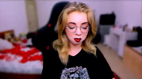 Nicole online show from March 10, 2026, 5:01 am
