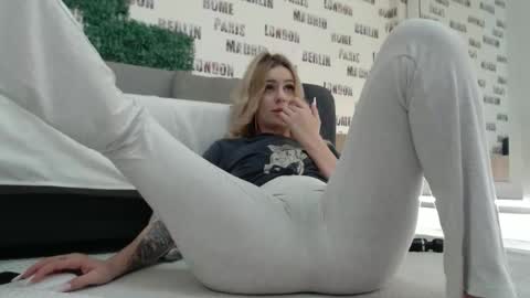 blonddaiana23 online show from February 15, 2025, 5:09 am