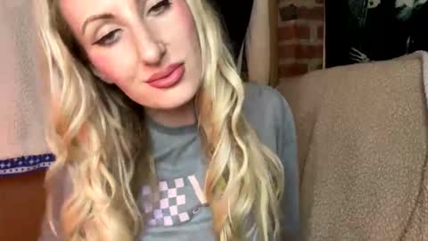 Snapshot of blondebellaaa3 chatting on February 28, 2025, 4:43 am Gia online show from February 28, 2025, 4:43 am