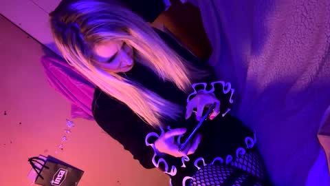 Snapshot of blondebellaaa3 chatting on March 12, 2025, 7:17 pm Gia online show from March 12, 2025, 7:17 pm