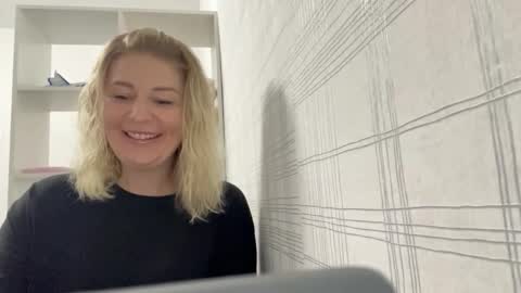 Snapshot of blondie_xoxoxo chatting on September 25, 2025, 8:07 am blondie_xoxoxo online show from September 25, 2025, 8:07 am