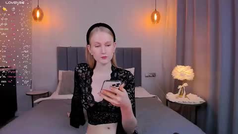 Snapshot of blondiemermaid chatting on February 15, 2025, 7:39 pm Mia online show from February 15, 2025, 7:39 pm
