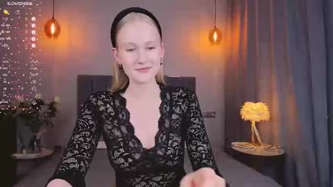 Snapshot of blondiemermaid chatting on March 11, 2025, 7:36 pm Mia online show from March 11, 2025, 7:36 pm