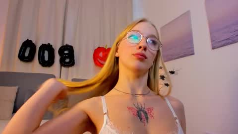 Snapshot of blondiemuse_ chatting on October 21, 2025, 2:07 pm Eva online show from October 21, 2025, 2:07 pm