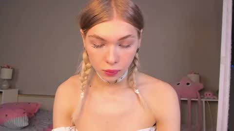 blondy_fina online show from June 9, 2026, 5:19 am
