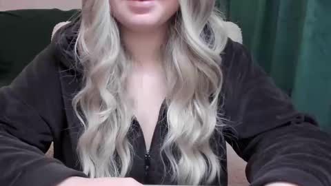 Snapshot of blondymargaret chatting on December 17, 2025, 4:29 am blondymargaret online show from December 17, 2025, 4:29 am