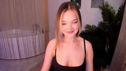 Sophia online show from September 15, 2025, 6:41 pm