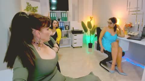 Snapshot of bluediamondsdreams chatting on October 28, 2025, 3:36 pm bluediamondsdreams online show from October 28, 2025, 3:36 pm