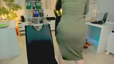 Snapshot of bluediamondsdreams chatting on November 7, 2025, 4:40 pm bluediamondsdreams online show from November 7, 2025, 4:40 pm