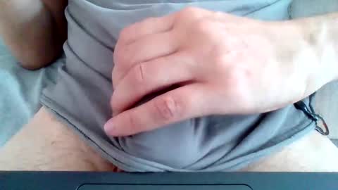 bluegum00 online show from October 25, 2025, 5:26 am
