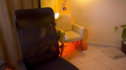 FLORAA online show from October 9, 2025, 3:32 pm