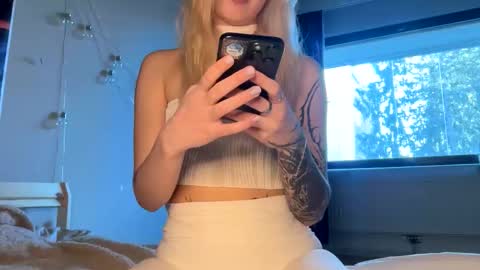 Snapshot of blushandburn chatting on March 6, 2026, 11:39 am Delle online show from March 6, 2026, 11:39 am