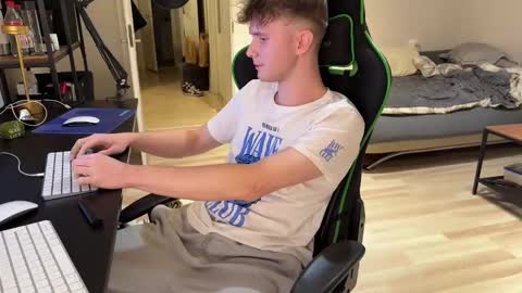 Snapshot of boykik chatting on December 14, 2024, 10:50 pm Eddie online show from December 14, 2024, 10:50 pm