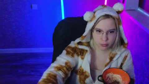 Belle  online show from February 17, 2025, 2:20 am