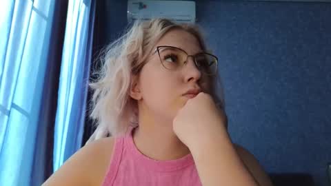 Belle  online show from September 19, 2025, 5:42 am