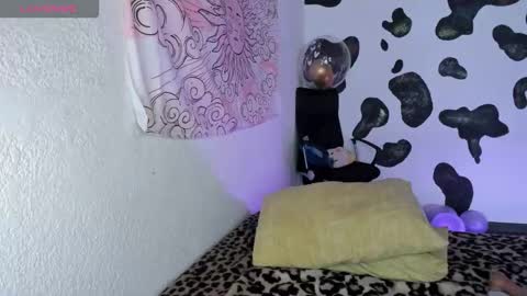 Snapshot of brihanna_cooper chatting on November 28, 2025, 6:10 pm bri online show from November 28, 2025, 6:10 pm