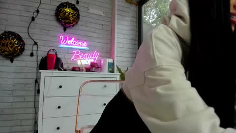 Snapshot of britney_charm chatting on October 6, 2025, 6:33 am britney_charm online show from October 6, 2025, 6:33 am