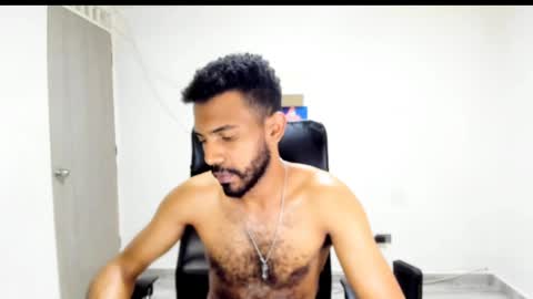 bruce_1111 online show from April 16, 2026, 9:39 pm