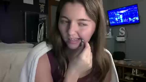 Snapshot of brunettebaby040 chatting on October 14, 2025, 10:43 pm brunettebaby040 online show from October 14, 2025, 10:43 pm