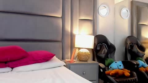 bryannamiller online show from December 1, 2025, 12:32 pm