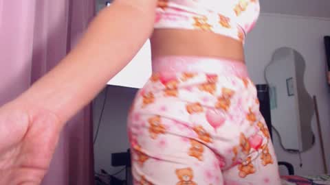 Valery Restrepo online show from June 17, 2026, 9:27 pm