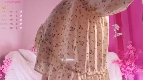 Kira online show from November 14, 2025, 3:33 pm