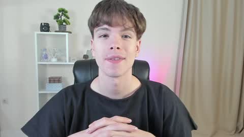 Snapshot of calvin_loves_you chatting on December 4, 2024, 7:12 pm Hey I am Calvin  online show from December 4, 2024, 7:12 pm