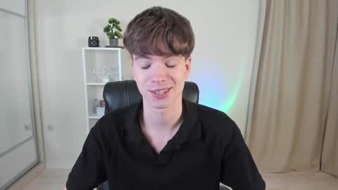 Snapshot of calvin_loves_you chatting on December 6, 2024, 7:12 pm Hey I am Calvin  online show from December 6, 2024, 7:12 pm