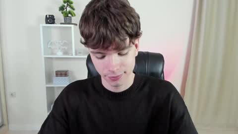 Snapshot of calvin_loves_you chatting on December 7, 2024, 7:10 pm Hey I am Calvin  online show from December 7, 2024, 7:10 pm