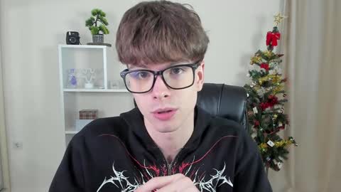 Snapshot of calvin_loves_you chatting on December 8, 2024, 7:11 pm Hey I am Calvin  online show from December 8, 2024, 7:11 pm