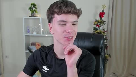 Snapshot of calvin_loves_you chatting on December 17, 2024, 7:04 pm Hey I am Calvin  online show from December 17, 2024, 7:04 pm