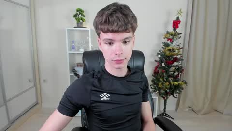 Snapshot of calvin_loves_you chatting on December 17, 2024, 10:11 pm Hey I am Calvin  online show from December 17, 2024, 10:11 pm