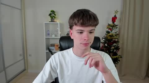 Snapshot of calvin_loves_you chatting on December 18, 2024, 7:08 pm Hey I am Calvin  online show from December 18, 2024, 7:08 pm