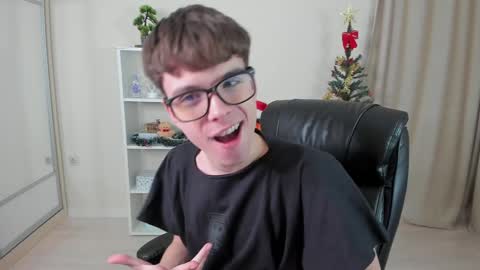 Snapshot of calvin_loves_you chatting on December 22, 2024, 7:10 pm Hey I am Calvin  online show from December 22, 2024, 7:10 pm