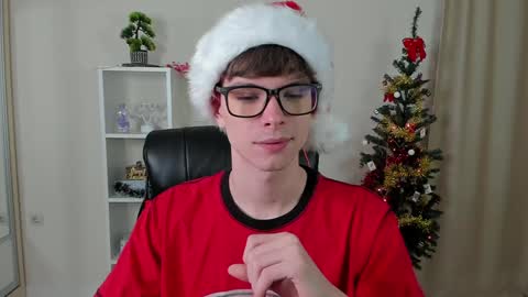 Snapshot of calvin_loves_you chatting on December 24, 2024, 7:11 pm Hey I am Calvin  online show from December 24, 2024, 7:11 pm
