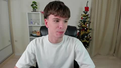 Snapshot of calvin_loves_you chatting on December 27, 2024, 7:03 pm Hey I am Calvin  online show from December 27, 2024, 7:03 pm