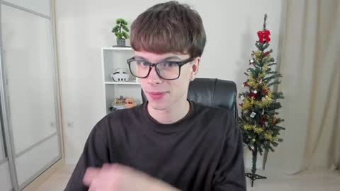Snapshot of calvin_loves_you chatting on January 7, 2025, 7:17 pm Hey I am Calvin  online show from January 7, 2025, 7:17 pm