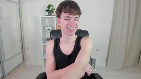 Snapshot of calvin_loves_you chatting on January 8, 2025, 7:03 pm Hey I am Calvin  online show from January 8, 2025, 7:03 pm