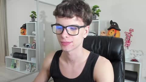 Snapshot of calvin_loves_you chatting on January 26, 2025, 7:09 pm Hey I am Calvin  online show from January 26, 2025, 7:09 pm