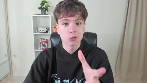 Snapshot of calvin_loves_you chatting on February 7, 2025, 7:06 pm Hey I am Calvin  online show from February 7, 2025, 7:06 pm