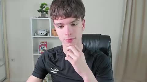 Snapshot of calvin_loves_you chatting on February 9, 2025, 7:09 pm Hey I am Calvin  online show from February 9, 2025, 7:09 pm