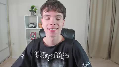Snapshot of calvin_loves_you chatting on February 11, 2025, 7:16 pm Hey I am Calvin  online show from February 11, 2025, 7:16 pm