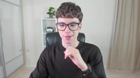 Snapshot of calvin_loves_you chatting on February 12, 2025, 7:13 pm Hey I am Calvin  online show from February 12, 2025, 7:13 pm