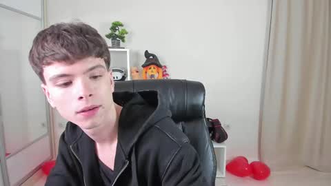 Snapshot of calvin_loves_you chatting on February 16, 2025, 7:05 pm Hey I am Calvin  online show from February 16, 2025, 7:05 pm