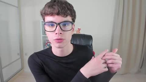 Snapshot of calvin_loves_you chatting on February 18, 2025, 7:09 pm Hey I am Calvin  online show from February 18, 2025, 7:09 pm