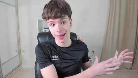 Snapshot of calvin_loves_you chatting on February 22, 2025, 7:14 pm Hey I am Calvin  online show from February 22, 2025, 7:14 pm
