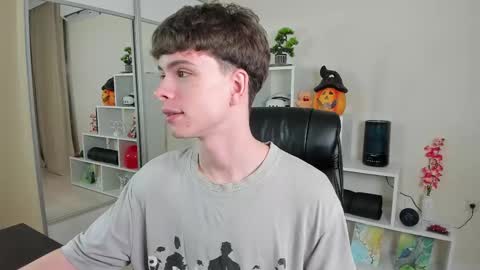 Snapshot of calvin_loves_you chatting on February 23, 2025, 7:07 pm Hey I am Calvin  online show from February 23, 2025, 7:07 pm